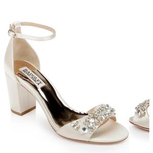 Brand new Badgley Mischka Tempest - Ivory